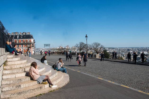 France: Paris: too many people in parisians streets this week end, despite lockdown rules. Coronavirus en France: beaucoup (trop) de monde se promene dans les rues. Confinement jours 18 a Paris. Du monde dans les rues de Paris, a Montmatre et sur l ile de la Cité. index non respect du confinement non respect des regles de distance sanitaire 253636 2020-04-05  Copyright: xSergexArnalx xStarfacex STAR_253636_007
