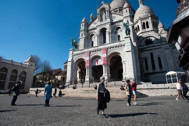France: Paris: too many people in parisians streets this week end, despite lockdown rules. Coronavirus en France: beaucoup (trop) de monde se promene dans les rues. Confinement jours 18 a Paris. Du monde dans les rues de Paris, a Montmatre et sur l ile de la Cité. index non respect du confinement non respect des regles de distance sanitaire 253636 2020-04-05  Copyright: xSergexArnalx xStarfacex STAR_253636_011