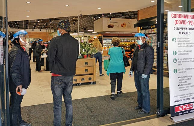 Coronavirus in Südafrika, Eindrücke aus Johannesburg (200406) -- JOHANNESBURG, April 6, 2020 -- Staff members wait at the entrance to disinfect customers at a supermarket in Johannesburg, South Africa, April 5, 2020. The total number of confirmed COVID-19 cases in South Africa has risen to 1,655, Health Minister Zweli Mkhize said on Sunday. ) SOUTH AFRICA-JOHANNESBURG-COVID-19-CONFIRMED CASES ChenxCheng 