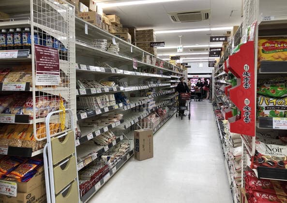TOKYO, JAPAN - APRIL 6, 2020: People in face masks shop for food in a supermarket after Japan s government announced its intention to declare a state of emergency in Tokyo and Osaka in connection with a surge in new coronavirus cases during the pandemic of the novel coronavirus (COVID-19). Alexei Zavrachayev TASS  TS0D4836