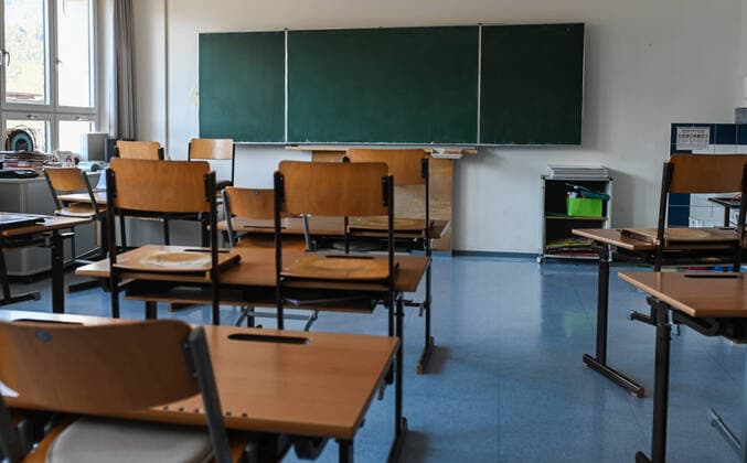 Bilder zeigen einen leeren Klassenraum in der NMS Zirl.