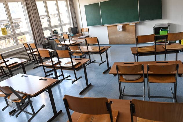 Bilder zeigen einen leeren Klassenraum in der NMS Zirl.