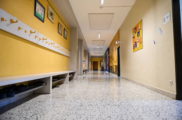 Bilder zeigen einen leeren Klassenraum in der NMS Zirl.