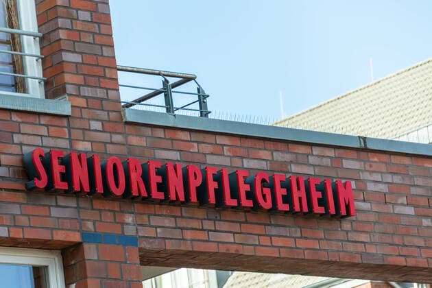 Kiel, Seniorenwohnanlagen und Pflegeheime verschärfen die Besuchsbedingungen auch für Angehörige wegen der Coronaviren Pandemie Kiel Südfriedhof Schleswig-Holstein Deutschland