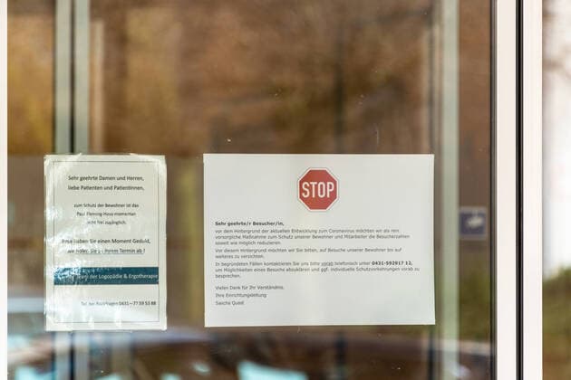 Kiel, Seniorenwohnanlagen und Pflegeheime verschärfen die Besuchsbedingungen auch für Angehörige wegen der Coronaviren Pandemie Kiel Südfriedhof Schleswig-Holstein Deutschland