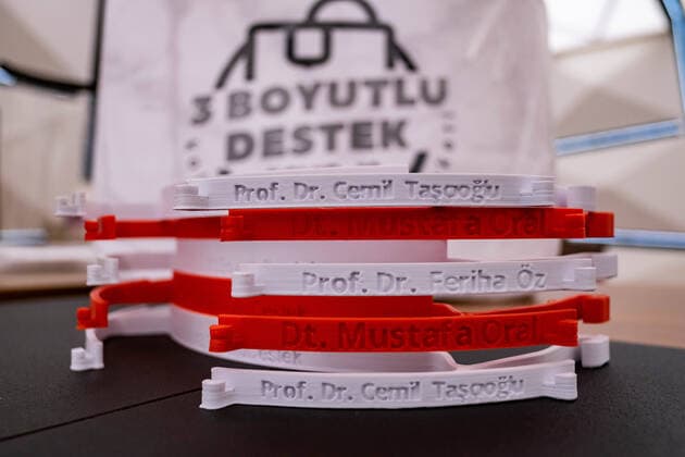 Coronavirus in der Türkei, Herstellung von Schutzmasken mit 3d Druck (200406) -- ISTANBUL, April 6, 2020 (Xinhua) -- Photo taken on April 5, 2020 shows parts of face shields produced by 3D printers in Istanbul, Turkey. TO GO WITH Feature: Turkish volunteers produce face shields with 3D printers amid COVID-19 outbreak (Photo by Yasin Akgul Xinhua) TURKEY-ISTANBUL-COVID-19-3D PRINTING-FACE SHIELDS 