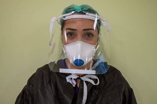 Coronavirus in der Türkei, Herstellung von Schutzmasken mit 3d Druck (200406) -- ISTANBUL, April 6, 2020 (Xinhua) -- A medical worker wearing a face shield produced by 3D printers is seen in Istanbul, Turkey, April 5, 2020. TO GO WITH Feature: Turkish volunteers produce face shields with 3D printers amid COVID-19 outbreak (Photo by Yasin Akgul Xinhua) TURKEY-ISTANBUL-COVID-19-3D PRINTING-FACE SHIELDS 