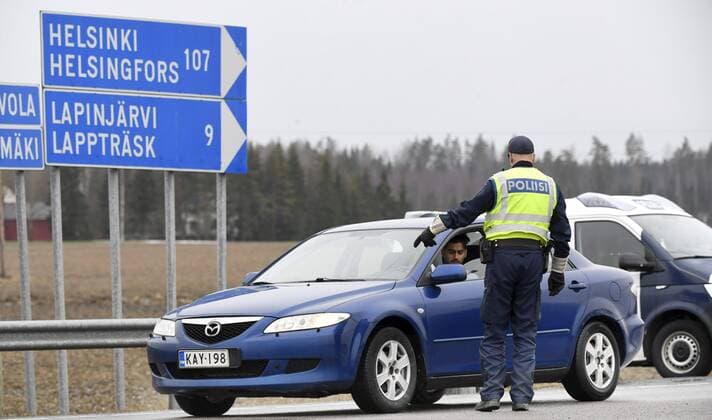 Police check documents of drivers at a traffic control post in Lapinjärvi, Finland on April 6, 2020. Police and the Finnish army have set up roadblocks on all routes that connect Helsinki (Uusimaa region) with the rest of the country to prevent people from travelling and spreading the coronavirus elsewhere in the country as the region around Helsinki is the epicentre of the coronavirus outbreak in Finland. Lapinjärvi Finland  Copyright: xHeikkixSaukkomaax LKLAPH20200406102010E902