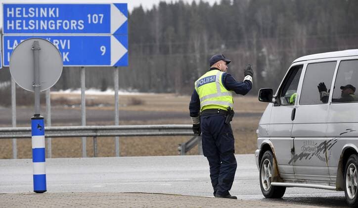 Police check documents of drivers at a traffic control post in Lapinjärvi, Finland on April 6, 2020. Police and the Finnish army have set up roadblocks on all routes that connect Helsinki (Uusimaa region) with the rest of the country to prevent people from travelling and spreading the coronavirus elsewhere in the country as the region around Helsinki is the epicentre of the coronavirus outbreak in Finland. Lapinjärvi Finland  Copyright: xHeikkixSaukkomaax LKLAPH20200406101506C842