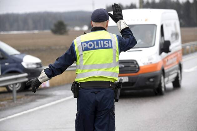 Police check documents of drivers at a traffic control post in Lapinjärvi, Finland on April 6, 2020. Police and the Finnish army have set up roadblocks on all routes that connect Helsinki (Uusimaa region) with the rest of the country to prevent people from travelling and spreading the coronavirus elsewhere in the country as the region around Helsinki is the epicentre of the coronavirus outbreak in Finland. Lapinjärvi Finland  Copyright: xHeikkixSaukkomaax LKLAPH20200406102346D923