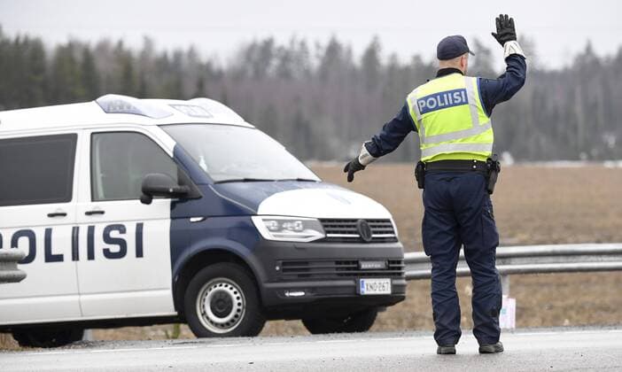 Police check documents of drivers at a traffic control post in Lapinjärvi, Finland on April 6, 2020. Police and the Finnish army have set up roadblocks on all routes that connect Helsinki (Uusimaa region) with the rest of the country to prevent people from travelling and spreading the coronavirus elsewhere in the country as the region around Helsinki is the epicentre of the coronavirus outbreak in Finland. Lapinjärvi Finland  Copyright: xHeikkixSaukkomaax LKLAPH20200406101701R871