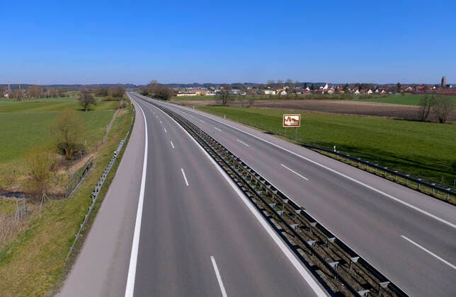 05.04.2020, Sonntag Nachmittag, Leere Autobahnen wegen Corona-Virus-Pandemie, hier die Autobahn A96 bei Mindelheim Auf Anordnung der bayerischen Staatsregierung gilt eine Ausgangsbeschränkung wegen der Corona Krise bis auf Weiteres. 05.04.2020, Leere Autobahnen wegen Corona-Virus 05.04.2020, Leere Autobahnen wegen Corona-Virus