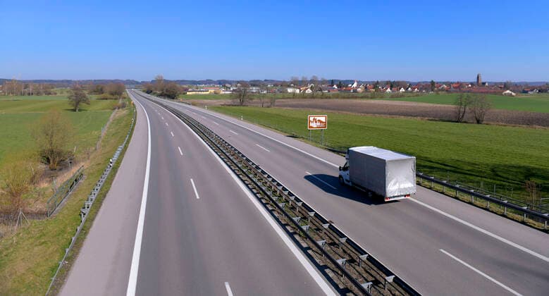 05.04.2020, Sonntag Nachmittag, Leere Autobahnen wegen Corona-Virus-Pandemie, hier die Autobahn A96 bei Mindelheim Auf Anordnung der bayerischen Staatsregierung gilt eine Ausgangsbeschränkung wegen der Corona Krise bis auf Weiteres. Ein LKW darf fahren, weil das Sonntagsfahrverbot ausnahmsweise aufgehoben wurde. 05.04.2020, Leere Autobahnen wegen Corona-Virus 05.04.2020, Leere Autobahnen wegen Corona-Virus