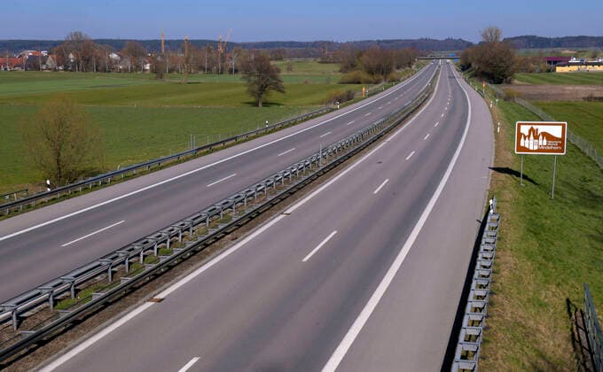 05.04.2020, Sonntag Nachmittag, Leere Autobahnen wegen Corona-Virus-Pandemie, hier die Autobahn A96 bei Mindelheim Auf Anordnung der bayerischen Staatsregierung gilt eine Ausgangsbeschränkung wegen der Corona Krise bis auf Weiteres. 05.04.2020, Leere Autobahnen wegen Corona-Virus 05.04.2020, Leere Autobahnen wegen Corona-Virus