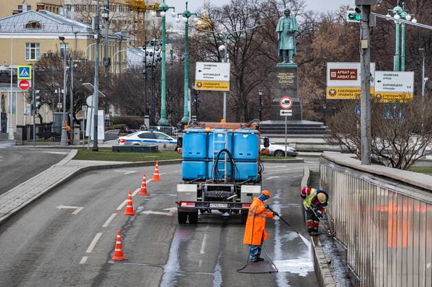 April 5, 2020. Russia. Moscow on coronavirus lockdown. Utility workers wash the roads with disinfectant. Moscow authorities imposed home isolation for all Moscow residents, regardless of their age, and restrictions on movement within the city, effective since March 30, 2020, as a measure to contain the spread of the COVID-19 coronavirus infection. Violations of the stay-at-home order carry fines ranging from 1,000 to 40,000 rubles for non-infected people, and up to 1m rubles or imprisonment for up to 3 years for infected people, depending on the severity of consequences. KonstantinxKokoshkin