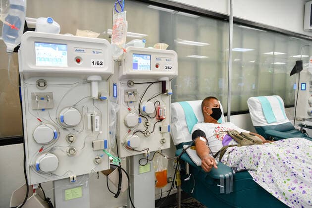 Coronavirus in Thailand, Wiedergenesene spenden Blut in Bangkok April 6, 2020, Bangkok, Thailand: A donor laying on a transfusion chair while wearing a protective mask during the blood donation..Thai Red Cross has requested to donate blood plasma from patients recovering from COVID-19. Bangkok Thailand - ZUMAs197 20200406_zaa_s197_009 Copyright: xAmpholxThongmueangluangx