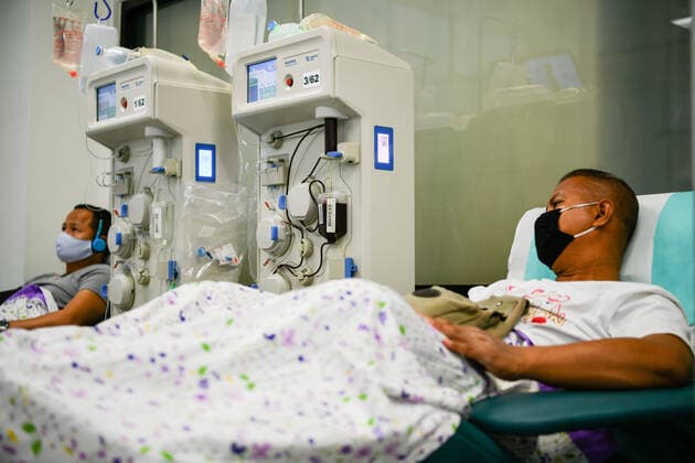 Coronavirus in Thailand, Wiedergenesene spenden Blut in Bangkok April 6, 2020, Bangkok, Thailand: Donors lay on transfusion chairs while wearing protective masks during the blood donation..Thai Red Cross has requested to donate blood plasma from patients recovering from COVID-19. Bangkok Thailand - ZUMAs197 20200406_zaa_s197_011 Copyright: xAmpholxThongmueangluangx