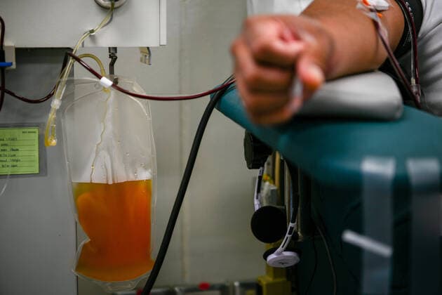 Coronavirus in Thailand, Wiedergenesene spenden Blut in Bangkok April 6, 2020, Bangkok, Thailand: View of a blood plasma bag from a donor during the blood donation..Thai Red Cross has requested to donate blood plasma from patients recovering from COVID-19. Bangkok Thailand - ZUMAs197 20200406_zaa_s197_013 Copyright: xAmpholxThongmueangluangx