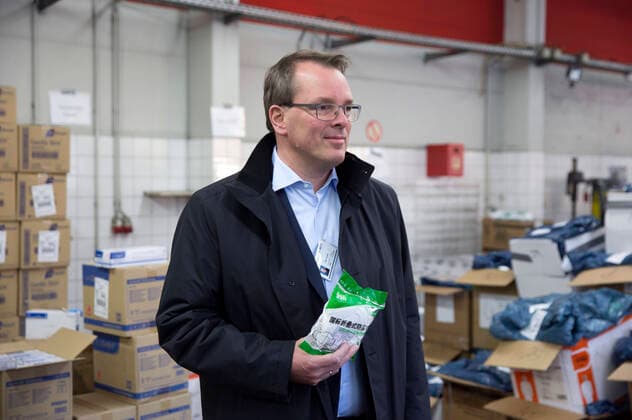 Der stellvertretende Vorsitzende des Vorstandes der KVBB Holger Rostek. Die KVBB verteilt mit Hilfe des DRK medizinische Schutzausrüstung an Ärzte im Land Brandenburg. Potsdam, 06.04.2020