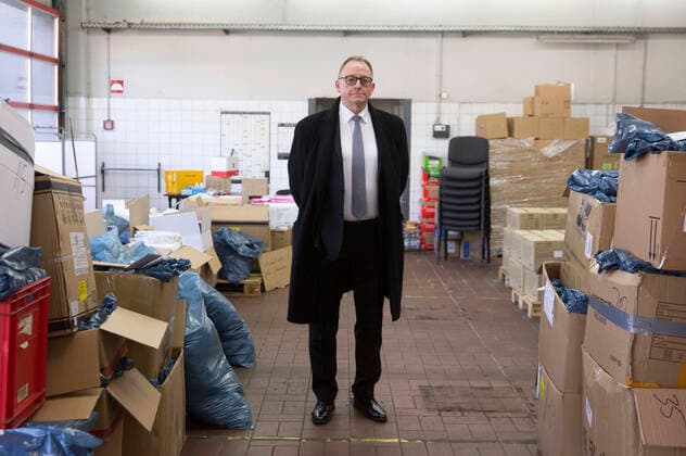 Der DRK Vorstand Christian Schophaus. Die KVBB verteilt mit Hilfe des DRK medizinische Schutzausrüstung an Ärzte im Land Brandenburg. Potsdam, 06.04.2020