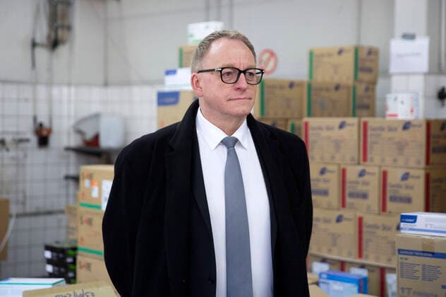 Der DRK Vorstand Christian Schophaus. Die KVBB verteilt mit Hilfe des DRK medizinische Schutzausrüstung an Ärzte im Land Brandenburg. Potsdam, 06.04.2020
