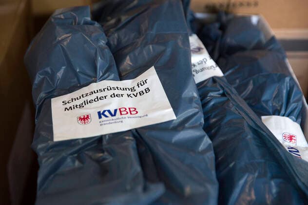 Die KVBB verteilt mit Hilfe des DRK medizinische Schutzausrüstung an Ärzte im Land Brandenburg. Potsdam, 06.04.2020