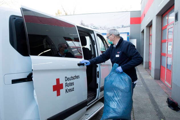 Die KVBB verteilt mit Hilfe des DRK medizinische Schutzausrüstung an Ärzte im Land Brandenburg. Potsdam, 06.04.2020