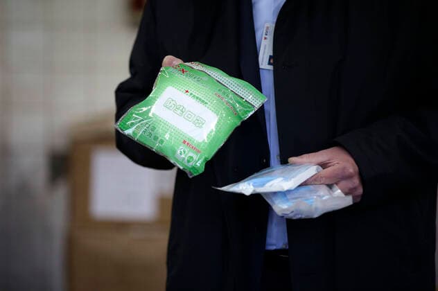 Die KVBB verteilt mit Hilfe des DRK medizinische Schutzausrüstung an Ärzte im Land Brandenburg. Potsdam, 06.04.2020