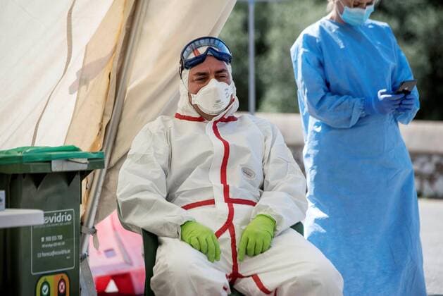 Health workers take a break in Canal Salat clinic health center in Ciutadella, Menorca, 06 April 2020. Balearic regional president, Francina Armengol, announced the arrival of an aircraft with 1.5 million sanitary masks and 10,000 tests to the islands. Fast coronavirus tests in Menorca !ACHTUNG: NUR REDAKTIONELLE NUTZUNG!  Copyright: xDavidxArquimbauxSintesx GRAF6446 20200406-637217735254546183