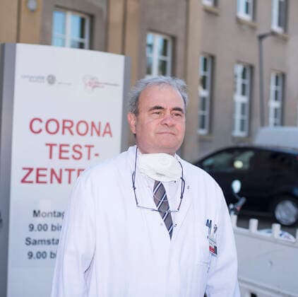 Vertreter der Vietnamesischen Gemeinschaft übergeben rund 1200 selbstgenähte Mund- und Nasenmasken und Desinfektionsmittel an Prof. Dr. Emil Reisinger, Wissenschaftlicher Vorstand und Leiter der Abteilung für Tropenmedizin und Infektiologie der Unimedizin Rostock. In 10 Tagen wurden die waschbaren Masken von Vietnamesen für die Rostocker Universitätsklinik genäht. Gebraucht werden Masken und Desinfektionsmittel besonders für die Arbeit im Corona-Test- Zentrum der Universitätsklinik in Rostock. ROSTOCK