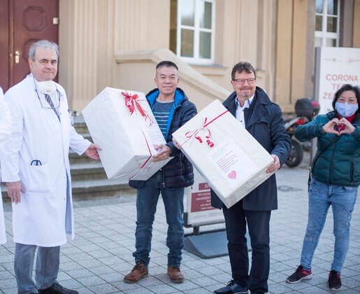 Vertreter der Vietnamesischen Gemeinschaft übergeben rund 1200 selbstgenähte Mund- und Nasenmasken und Desinfektionsmittel an Prof. Dr. Emil Reisinger, Wissenschaftlicher Vorstand und Leiter der Abteilung für Tropenmedizin und Infektiologie der Unimedizin Rostock. In 10 Tagen wurden die waschbaren Masken von Vietnamesen für die Rostocker Universitätsklinik genäht. Gebraucht werden Masken und Desinfektionsmittel besonders für die Arbeit im Corona-Test- Zentrum der Universitätsklinik in Rostock. ROSTOCK