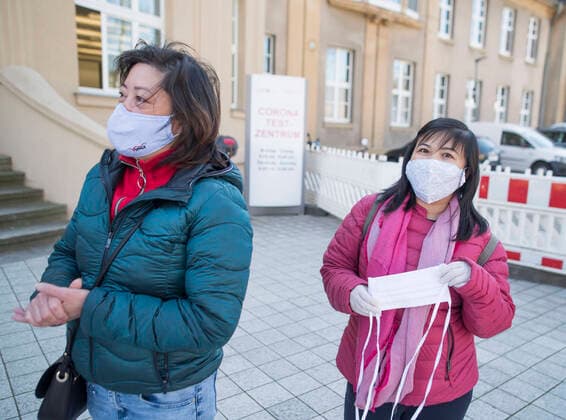Vertreter der Vietnamesischen Gemeinschaft übergeben rund 1200 selbstgenähte Mund- und Nasenmasken und Desinfektionsmittel an Prof. Dr. Emil Reisinger, Wissenschaftlicher Vorstand und Leiter der Abteilung für Tropenmedizin und Infektiologie der Unimedizin Rostock. In 10 Tagen wurden die waschbaren Masken von Vietnamesen für die Rostocker Universitätsklinik genäht. Gebraucht werden Masken und Desinfektionsmittel besonders für die Arbeit im Corona-Test- Zentrum der Universitätsklinik in Rostock. ROSTOCK