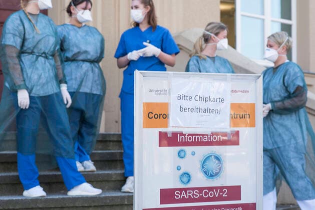 MTA Medizinisch-technische Assistentinnen und Medizinstudentinnen kommen zu einem Fototermin vor das Corona-Testzentrum der Rostocker Universitätsmedizin. Die Mitareiterinnen der Universitätsmedizin führen gemeinsam mit Ärtzten den Test zum neuartigen Coronavirus durch. Vertreter der Vietnamesischen Gemeinschaft übergaben heute rund 1200 selbstgenähte Mund- und Nasenmasken und Desinfektionsmittel an Prof. Dr. Emil Reisinger, Wissenschaftlicher Vorstand und Leiter der Abteilung für Tropenmedizin und Infektiologie der Unimedizin Rostock. In 10 Tagen wurden die waschbaren Masken von Vietnamesen für die Rostocker Universitätsklinik genäht. Gebraucht werden Masken und Desinfektionsmittel besonders für die Arbeit im Corona-Test- Zentrum der Universitätsklinik in Rostock. ROSTOCK