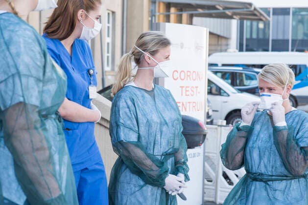 MTA Medizinisch-technische Assistentinnen und Medizinstudentinnen kommen zu einem Fototermin vor das Corona-Testzentrum der Rostocker Universitätsmedizin. Die Mitareiterinnen der Universitätsmedizin führen gemeinsam mit Ärtzten den Test zum neuartigen Coronavirus durch. Vertreter der Vietnamesischen Gemeinschaft übergaben heute rund 1200 selbstgenähte Mund- und Nasenmasken und Desinfektionsmittel an Prof. Dr. Emil Reisinger, Wissenschaftlicher Vorstand und Leiter der Abteilung für Tropenmedizin und Infektiologie der Unimedizin Rostock. In 10 Tagen wurden die waschbaren Masken von Vietnamesen für die Rostocker Universitätsklinik genäht. Gebraucht werden Masken und Desinfektionsmittel besonders für die Arbeit im Corona-Test- Zentrum der Universitätsklinik in Rostock. ROSTOCK