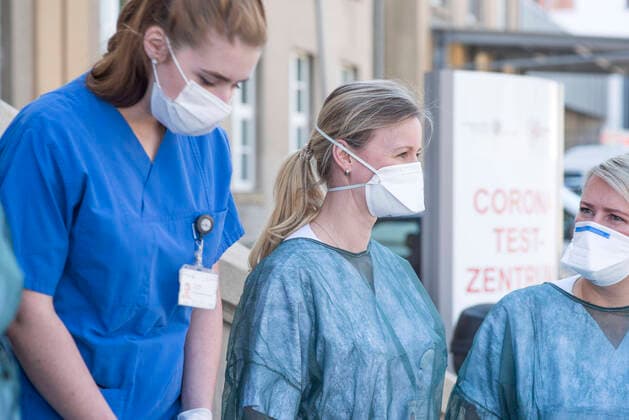 MTA Medizinisch-technische Assistentinnen und Medizinstudentinnen kommen zu einem Fototermin vor das Corona-Testzentrum der Rostocker Universitätsmedizin. Die Mitareiterinnen der Universitätsmedizin führen gemeinsam mit Ärtzten den Test zum neuartigen Coronavirus durch. Vertreter der Vietnamesischen Gemeinschaft übergaben heute rund 1200 selbstgenähte Mund- und Nasenmasken und Desinfektionsmittel an Prof. Dr. Emil Reisinger, Wissenschaftlicher Vorstand und Leiter der Abteilung für Tropenmedizin und Infektiologie der Unimedizin Rostock. In 10 Tagen wurden die waschbaren Masken von Vietnamesen für die Rostocker Universitätsklinik genäht. Gebraucht werden Masken und Desinfektionsmittel besonders für die Arbeit im Corona-Test- Zentrum der Universitätsklinik in Rostock. ROSTOCK
