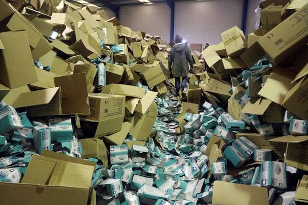 Coronavirus in Spanien, 2 Millionen Schutzmasken in Santiago de Compostela verschwunden Boxes of sanitary masks are seen scattered in a warehouse in Santiago de Compostela, Galicia, Spain, 06 April 2020. A businessman has been detained accused of stealing 2 million sanitary masks and other sanitary material worth 5 million euro. Businessman detained accused of stealing 2 million sanitary masks !ACHTUNG: NUR REDAKTIONELLE NUTZUNG!  Copyright: xXOÁNxREYx GRAF6454 20200406-637217749191878518