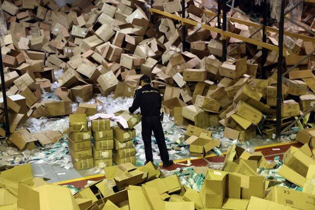 News Bilder des Tages Coronavirus in Spanien, 2 Millionen Schutzmasken in Santiago de Compostela verschwunden Boxes of sanitary masks are seen scattered in a warehouse in Santiago de Compostela, Galicia, Spain, 06 April 2020. A businessman has been detained accused of stealing 2 million sanitary masks and other sanitary material worth 5 million euro. Businessman detained accused of stealing 2 million sanitary masks !ACHTUNG: NUR REDAKTIONELLE NUTZUNG!  Copyright: xXOÁNxREYx GRAF6453 20200406-637217751807852647