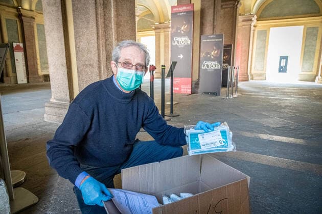 Coronavirus in Italien, Eindrücke aus Mailand Milan - Coronavirus emergency - Civil protection volunteers deliver masks and gloves to the keepers of the Royal Palace (Marco Passaro Fotogramma, Milan - 2020-04-06) p.s. la foto e utilizzabile nel rispetto del contesto in cui e stata scattata, e senza intento diffamatorio del decoro delle persone rappresentate  Copyright: xMarcoxPassarox xFOTOGRAMMAx