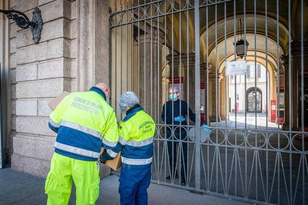 Coronavirus in Italien, Eindrücke aus Mailand Milan - Coronavirus emergency - Civil protection volunteers deliver masks and gloves to the keepers of the Royal Palace (Marco Passaro Fotogramma, Milan - 2020-04-06) p.s. la foto e utilizzabile nel rispetto del contesto in cui e stata scattata, e senza intento diffamatorio del decoro delle persone rappresentate  Copyright: xMarcoxPassarox xFOTOGRAMMAx