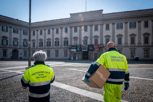Coronavirus in Italien, Eindrücke aus Mailand Milan - Coronavirus emergency - Civil protection volunteers deliver masks and gloves to the keepers of the Royal Palace (Marco Passaro Fotogramma, Milan - 2020-04-06) p.s. la foto e utilizzabile nel rispetto del contesto in cui e stata scattata, e senza intento diffamatorio del decoro delle persone rappresentate  Copyright: xMarcoxPassarox xFOTOGRAMMAx