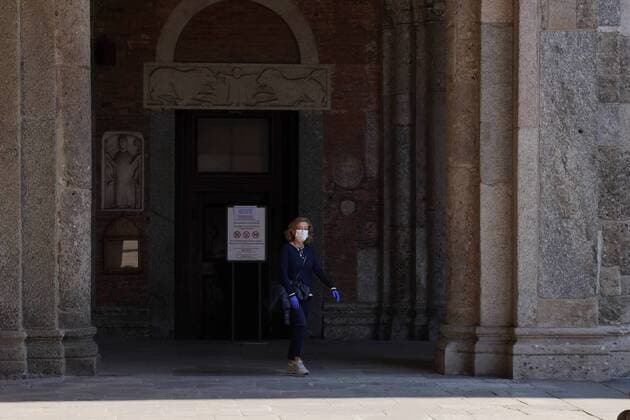 Milan, Coronavirus Emergency Some faithful with masks pray for Holy Week in the Basilica of Sant Ambrogio (Duilio Piaggesi Fotogramma, Milan - 2020-04-06) p.s. la foto e utilizzabile nel rispetto del contesto in cui e stata scattata, e senza intento diffamatorio del decoro delle persone rappresentate  Copyright: xDuilioxPiaggesix xFOTOGRAMMAx