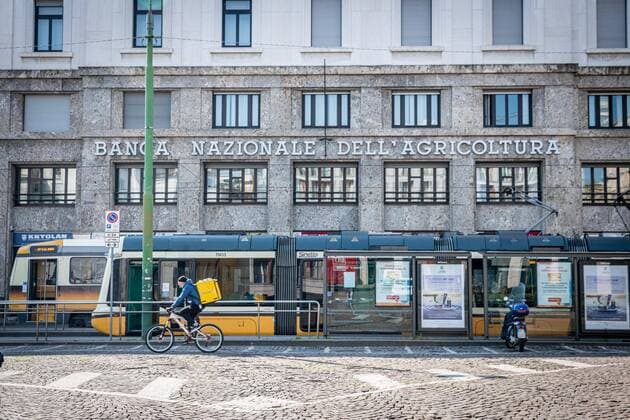 Milan - Daily life in the center at the time of the Coronavirus. Piazza Fontana. A rider (Marco Passaro Fotogramma, Milan - 2020-04-06) p.s. la foto e utilizzabile nel rispetto del contesto in cui e stata scattata, e senza intento diffamatorio del decoro delle persone rappresentate  Copyright: xMarcoxPassarox xFOTOGRAMMAx