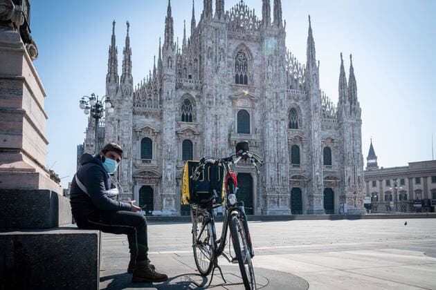 Milan - Daily life in the center at the time of the Coronavirus. Piazza Duomo, a rider (Marco Passaro Fotogramma, Milan - 2020-04-06) p.s. la foto e utilizzabile nel rispetto del contesto in cui e stata scattata, e senza intento diffamatorio del decoro delle persone rappresentate  Copyright: xMarcoxPassarox xFOTOGRAMMAx