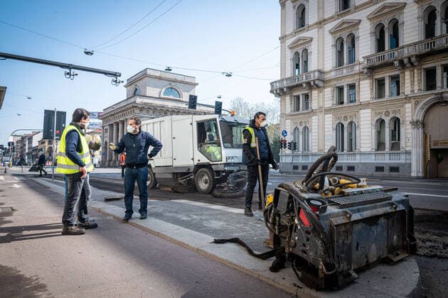 Milan - Road works in Corso Venezia. Given the very low influx of cars due to the lockdown for the Coronavirus emergency, the works are carried out during the day (Marco Passaro Fotogramma, Milan - 2020-04-06) p.s. la foto e utilizzabile nel rispetto del contesto in cui e stata scattata, e senza intento diffamatorio del decoro delle persone rappresentate  Copyright: xMarcoxPassarox xFOTOGRAMMAx