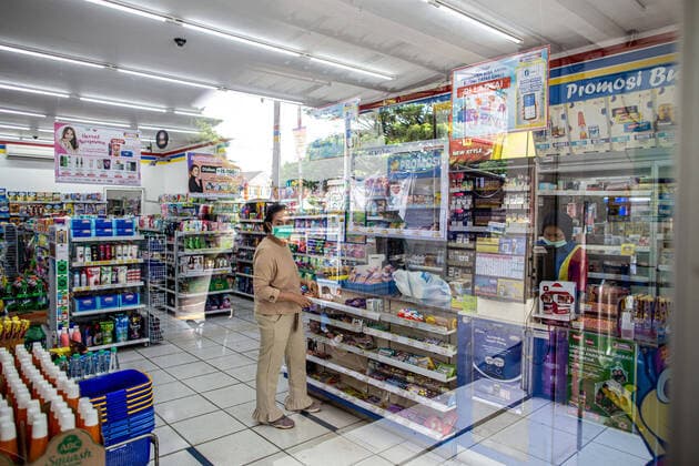 Coronavirus in Indonesien, Eindrücke aus Jakarta April 6, 2020, South Tangerang, Banten, Indonesia: South Tangerang, Indonesia, 06 April 2020 : A store provided plastic in front of the cashier at a Store in South Tangerang-Banten, Indonesia to prevent the spreading of corona virus. South Tangerang Indonesia - ZUMAh128 20200406_zap_h128_003 Copyright: xDonalxHusnix