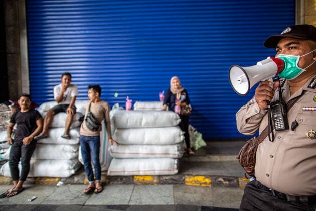 Coronavirus in Indonesien, Eindrücke aus Jakarta April 6, 2020, Jakarta, Jakarta, Indonesia: Jakarta, Indonesia, 06 April 2020 : Police try to dismiss people at Tanah Abang Market in Jakarta as the market extend the closing until 19 April 2020 due to corona virus break. Indonesia declare of Public Health Emergency and Massive Social Distancing Movement. Jakarta Indonesia - ZUMAh128 20200406_zap_h128_007 Copyright: xDonalxHusnix