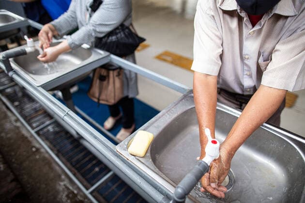 Coronavirus in Indonesien, Eindrücke aus Jakarta April 6, 2020, Jakarta, Jakarta, Indonesia: Jakarta, Indonesia, 06 April 2020 : Jakarta, Indonesia, 06 April 2020 : With number of Corona Virus infection increasing in Indonesia especially Jakarta, many area in public now provided with washing hand facility, including the one that provided at Tanah Abang Station-Jakarta. Jakarta Indonesia - ZUMAh128 20200406_zap_h128_016 Copyright: xDonalxHusnix