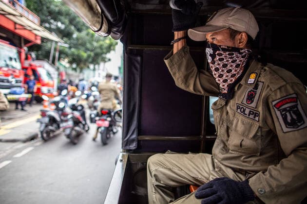 Coronavirus in Indonesien, Eindrücke aus Jakarta April 6, 2020, Jakarta, Jakarta, Indonesia: Jakarta, Indonesia, 06 April 2020 : Police try to dismiss people at Tanah Abang Market in Jakarta as the market extend the closing until 19 April 2020 due to corona virus break. Indonesia declare of Public Health Emergency and Massive Social Distancing Movement. Jakarta Indonesia - ZUMAh128 20200406_zap_h128_024 Copyright: xDonalxHusnix