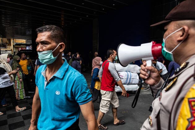 Coronavirus in Indonesien, Eindrücke aus Jakarta April 6, 2020, Jakarta, Jakarta, Indonesia: Jakarta, Indonesia, 06 April 2020 : Police try to dismiss people at Tanah Abang Market in Jakarta as the market extend the closing until 19 April 2020 due to corona virus break. Indonesia declare of Public Health Emergency and Massive Social Distancing Movement. Jakarta Indonesia - ZUMAh128 20200406_zap_h128_026 Copyright: xDonalxHusnix