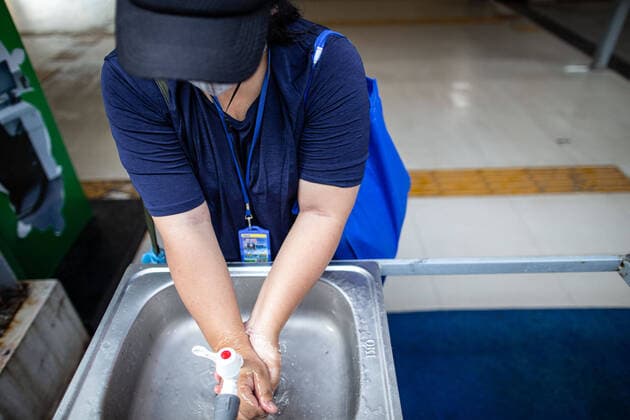 Coronavirus in Indonesien, Eindrücke aus Jakarta April 6, 2020, Jakarta, Jakarta, Indonesia: Jakarta, Indonesia, 06 April 2020 : Jakarta, Indonesia, 06 April 2020 : With number of Corona Virus infection increasing in Indonesia especially Jakarta, many area in public now provided with washing hand facility, including the one that provided at Tanah Abang Station-Jakarta. Jakarta Indonesia - ZUMAh128 20200406_zap_h128_036 Copyright: xDonalxHusnix